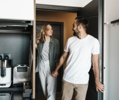 un couple rentre dans un appartement de location pour leurs vacances en Belgique.